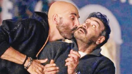 અક્ષય આ ફોટોમાં અજયના ગાલ પર કિસ કરતો જોવા મળે છે