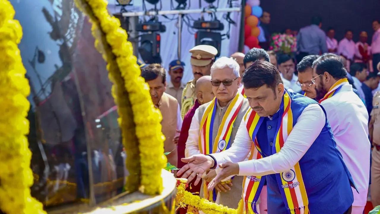 ડૉ. બી.આર. આંબેડકરને શ્રદ્ધાંજલિ આપતા મહારાષ્ટ્રના મુખ્યમંત્રી દેવેન્દ્ર ફડણવીસ અને ગર્વનર જિષ્ણુ દેવ વર્મા