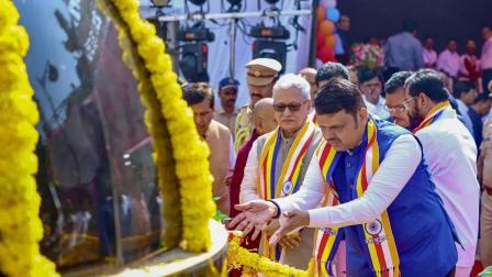 ડૉ. બી.આર. આંબેડકરને શ્રદ્ધાંજલિ આપતા મહારાષ્ટ્રના મુખ્યમંત્રી દેવેન્દ્ર ફડણવીસ અને ગર્વનર જિષ્ણુ દેવ વર્મા