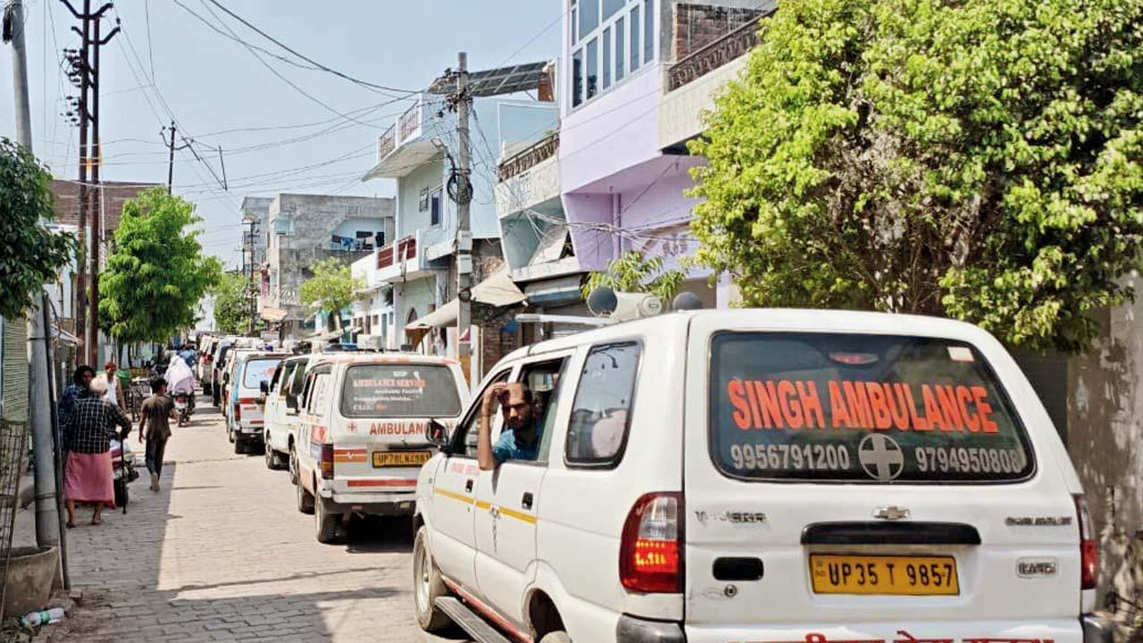 ૧૬ ઍમ્બ્યુલન્સમાં નીકળેલી અંતિમયાત્રા