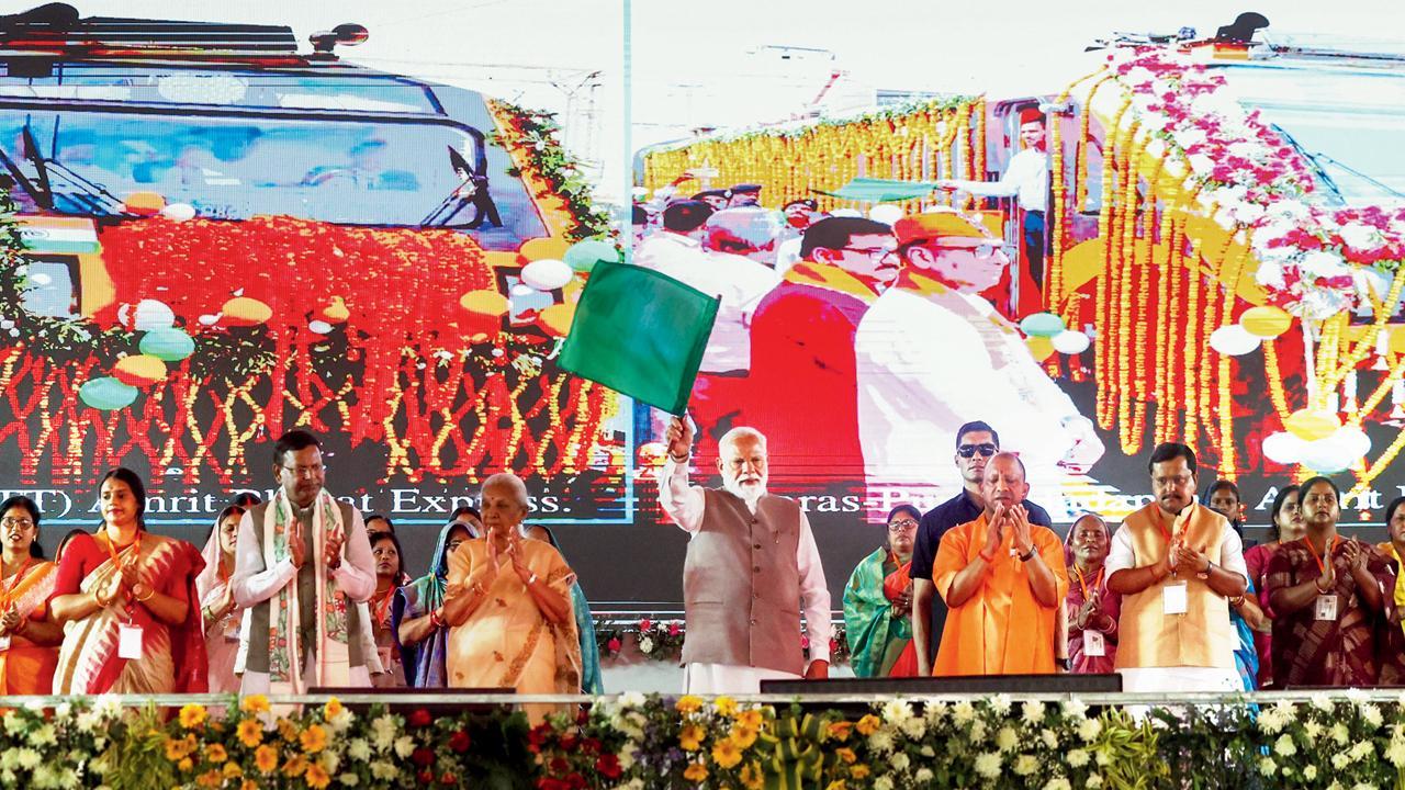 વારાણસીમાં યોજાયેલા મહિલા સંમેલન દરમ્યાન વડા પ્રધાન નરેન્દ્ર મોદીએ બે નવી અમૃત ભારત એક્સપ્રેસને વર્ચ્યુઅલી લીલી ઝંડી બતાવીને ઉદ્ઘાટન કર્યું હતું.  અયોધ્યા-મુંબઈ (LTT) એક્સપ્રેસ ઉપરાંત બનારસથી હડપસર (પુણે)ની અમૃત ભારત એક્સપ્રેસને પણ લીલી ઝંડી આપી હતી. આ પ્રસંગે ઉત્તર પ્રદેશના મુખ્ય પ્રધાન યોગી આદિત્યનાથ અને ઉત્તર પ્રદેશનાં ગવર્નર આનંદીબહેન પટેલ પણ ઉપસ્થિત હતાં. 