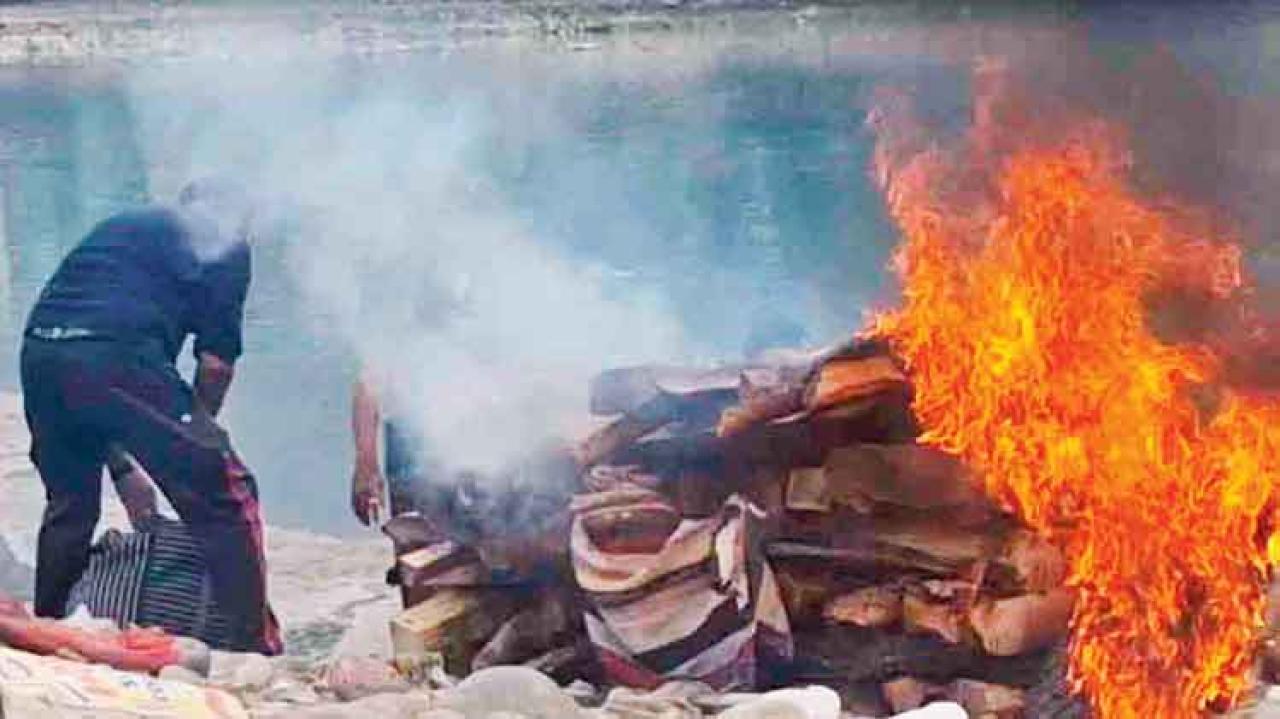 ૧૯ વર્ષની કન્યાના અંતિમ સંસ્કાર ડીઝલ અને ટાયરથી કરવા પડ્યા