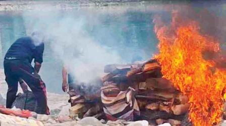 ૧૯ વર્ષની કન્યાના અંતિમ સંસ્કાર ડીઝલ અને ટાયરથી કરવા પડ્યા