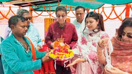  સમગ્ર પરિવારે ગંગા નદીના કિનારે તેમના આત્માની શાંતિ માટે પ્રાર્થના કરી હતી 