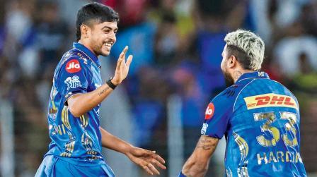 ઇમ્પૅક્ટ પ્લેયર તરીકે રમીને ચાર વિકેટ લેનાર અશ્વની કુમારને અભિનંદન આપી રહેલો મુંબઈનો કૅપ્ટન હાર્દિક પંડ્યા.