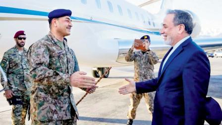 ગઈ કાલે તેહરાનના ઍરપોર્ટ પર પાકિસ્તાના આર્મી ચીફ જનરલ આસિમ મુનીરને ઈરાનના વિદેશપ્રધાન અબ્બાસ અરાગચીએ આવકાર્યા હતા.