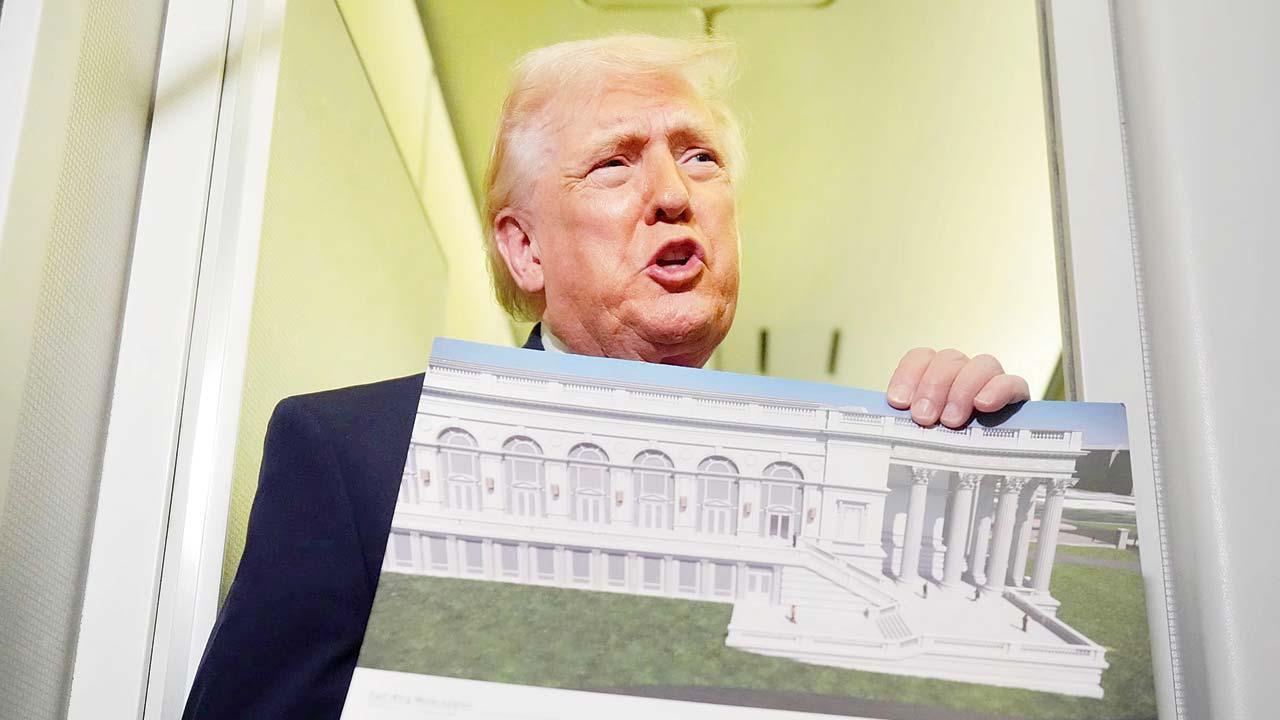 ગયા બુધવારે ઍરફોર્સ વનમાં મીડિયા સાથે વાતચીત દરમ્યાન વાઇટ હાઉસની ઈસ્ટ વિંગનો નવો પ્રપોઝ્ડ પ્લાન બતાવતા ડોનલ્ડ ટ્રમ્પ.