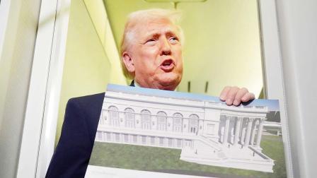 ગયા બુધવારે ઍરફોર્સ વનમાં મીડિયા સાથે વાતચીત દરમ્યાન વાઇટ હાઉસની ઈસ્ટ વિંગનો નવો પ્રપોઝ્ડ પ્લાન બતાવતા ડોનલ્ડ ટ્રમ્પ.