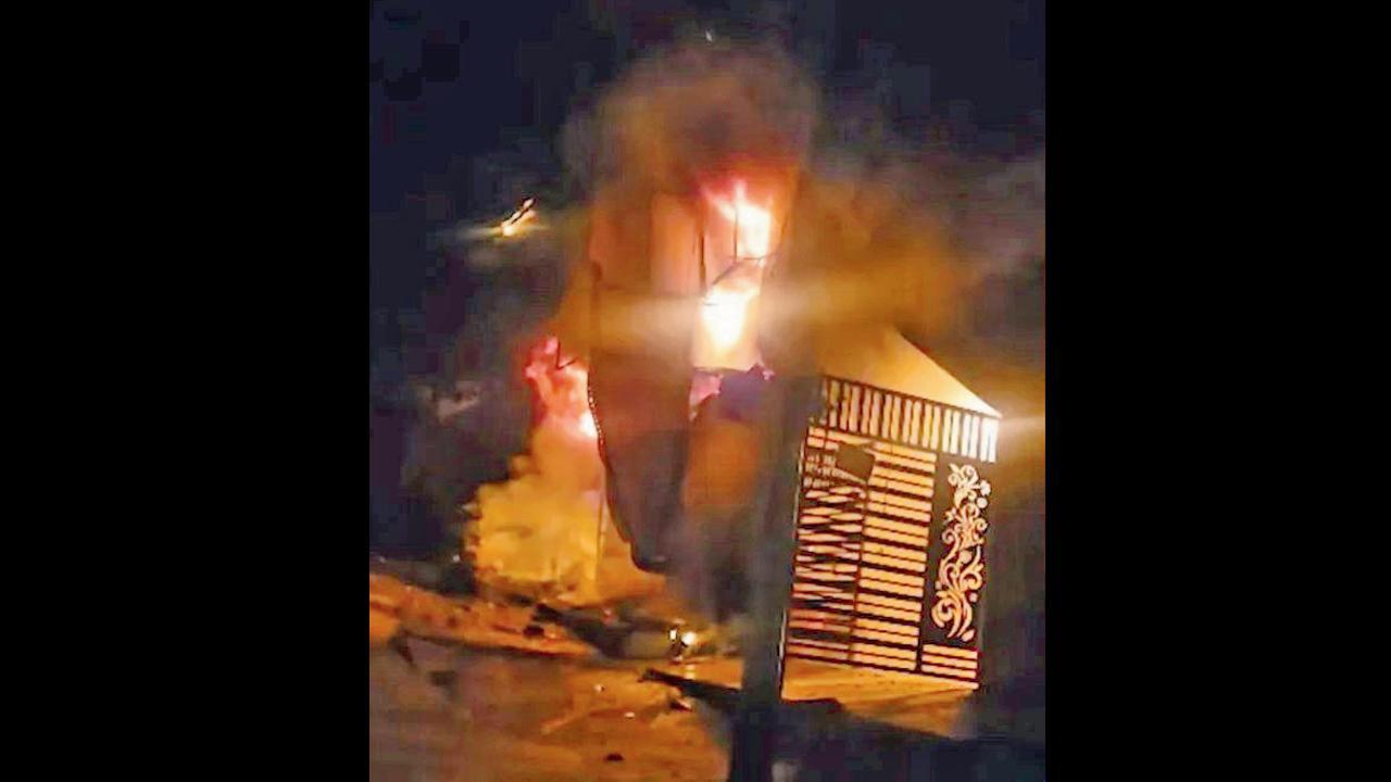 બૅન્ગલોરના નંદિની લેઆઉટ વિસ્તારમાં રવિવારે રાત્રે ભીષણ આગ લાગી હતી