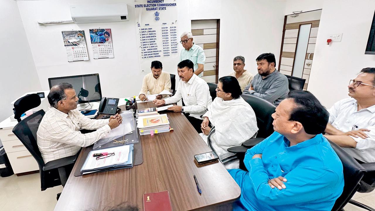 ગુજરાત કૉન્ગ્રેસના પ્રતિનિધિમંડળે ગઈ કાલે ગાંધીનગરમાં ગુજરાતના સ્ટેટ ઇલેક્શન કમિશનર ડૉ. એસ. મુરલી કૃષ્ણને મળીને રજૂઆત કરી હતી