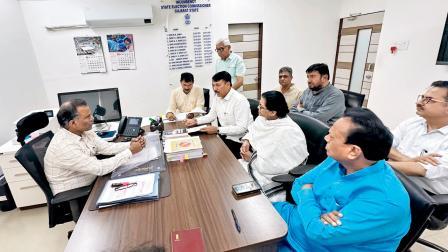 ગુજરાત કૉન્ગ્રેસના પ્રતિનિધિમંડળે ગઈ કાલે ગાંધીનગરમાં ગુજરાતના સ્ટેટ ઇલેક્શન કમિશનર ડૉ. એસ. મુરલી કૃષ્ણને મળીને રજૂઆત કરી હતી