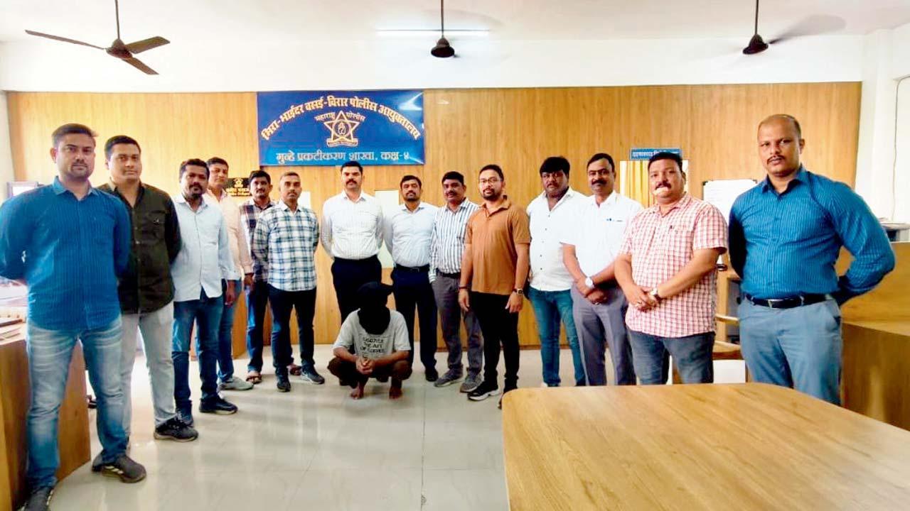 MBVV ક્રાઇમ યુનિટ ૪ની ટીમ સાથે ધરપકડ કરાયેલો આરોપી.