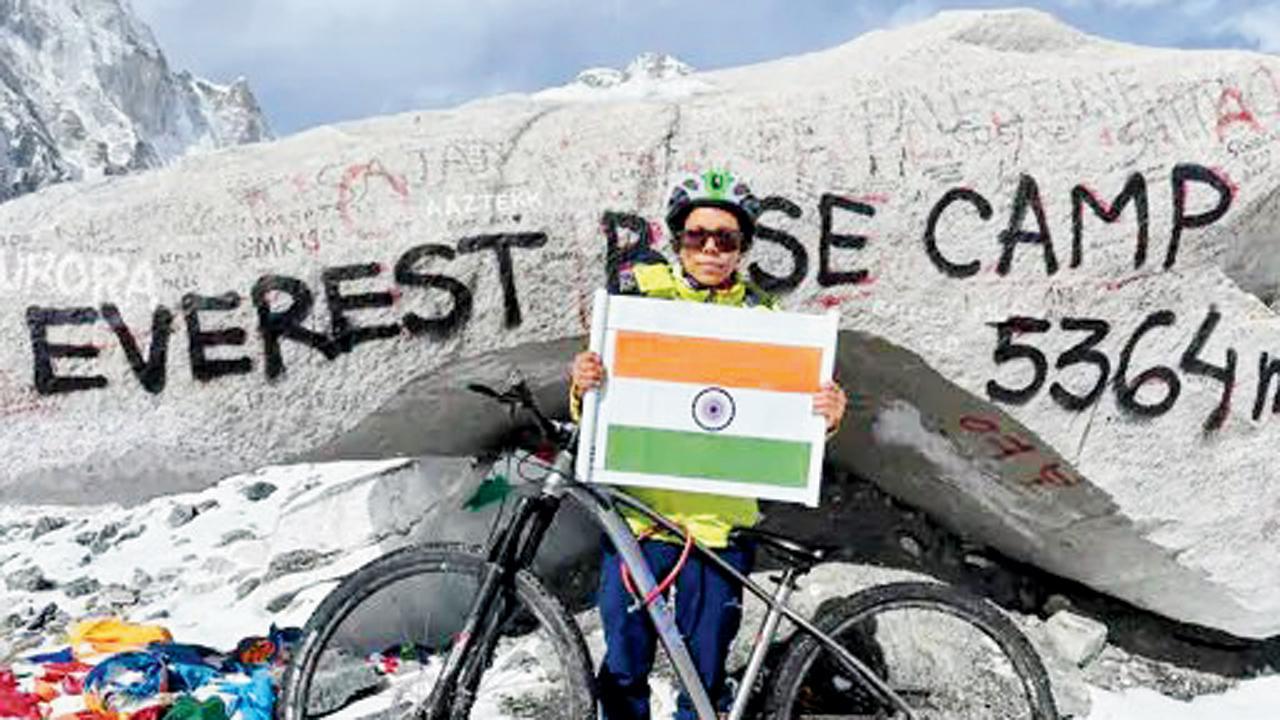 ૧૪ દિવસ સાઇકલ ચલાવીને એવરેસ્ટ બેઝ સુધી પહોંચી યુવતી