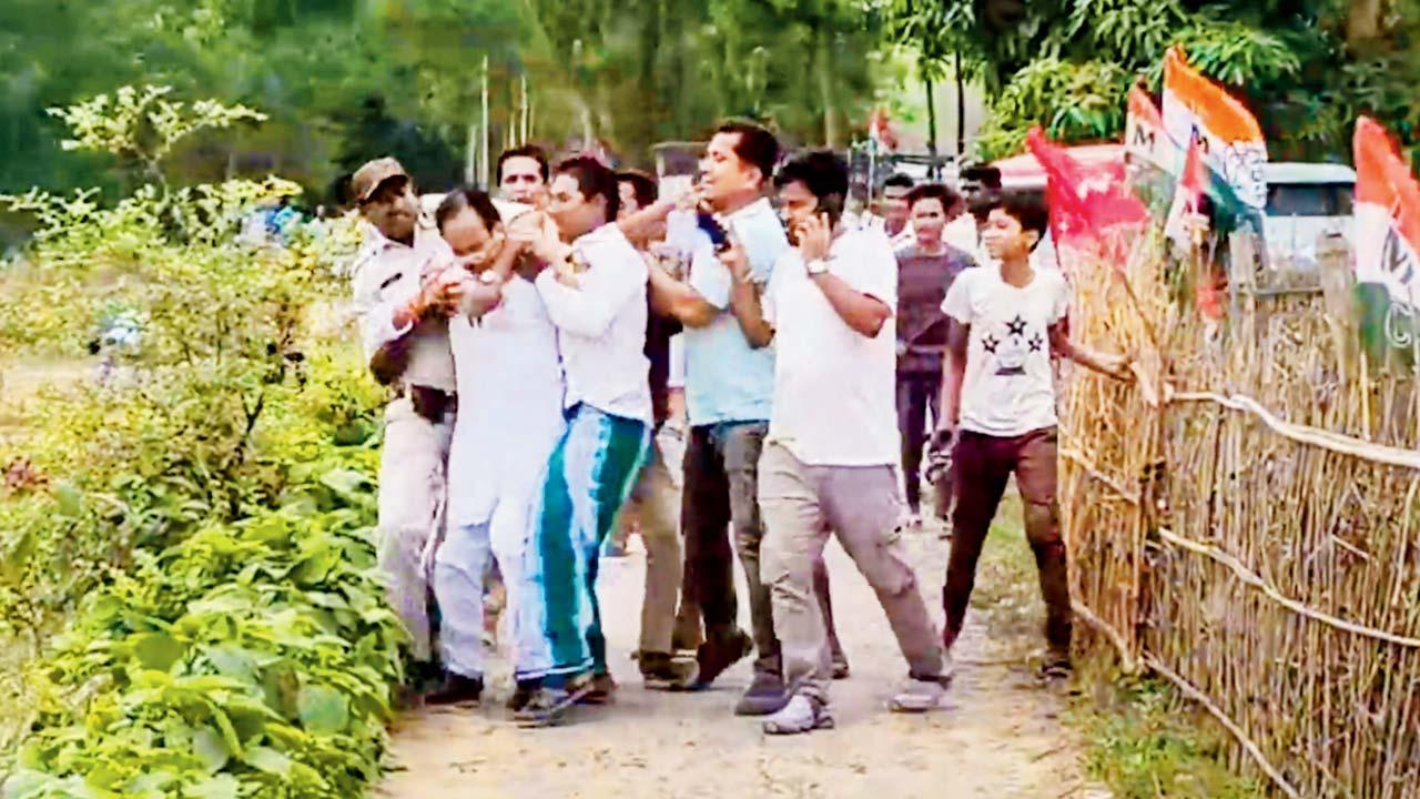 BJPના ઉમેદવાર સુભેન્દુ સરકારની TMCના કાર્યકર્તાઓએ દોડાવી-દોડાવીને મારપીટ કરી હતી અને તેમને હૉસ્પિટલમાં લઈ જવા પડ્યા હતા.