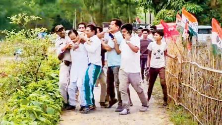 BJPના ઉમેદવાર સુભેન્દુ સરકારની TMCના કાર્યકર્તાઓએ દોડાવી-દોડાવીને મારપીટ કરી હતી અને તેમને હૉસ્પિટલમાં લઈ જવા પડ્યા હતા.