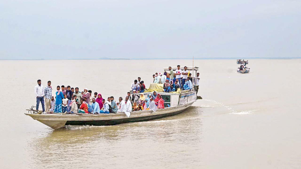 આસામના દરાંગમાં લોકો વોટ આપવા માટે બ્રહ્મપુત્ર નદી પાર કરીને મતદાનમથકો પર પહોંચ્યા હતા.