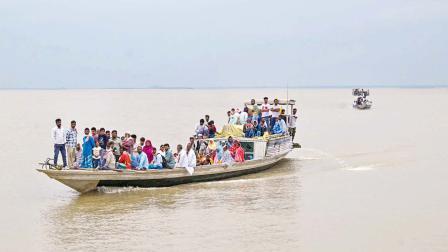 આસામના દરાંગમાં લોકો વોટ આપવા માટે બ્રહ્મપુત્ર નદી પાર કરીને મતદાનમથકો પર પહોંચ્યા હતા.
