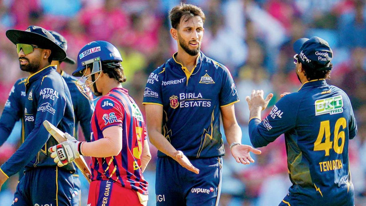 ૨૮ રન આપીને ૪ વિકેટ લઈને IPL કરીઅરનું બેસ્ટ પ્રદર્શન કર્યું હતું ગુજરાતના પેસ બોલર પ્રસિદ્ધ ક્રિષ્નાએ.