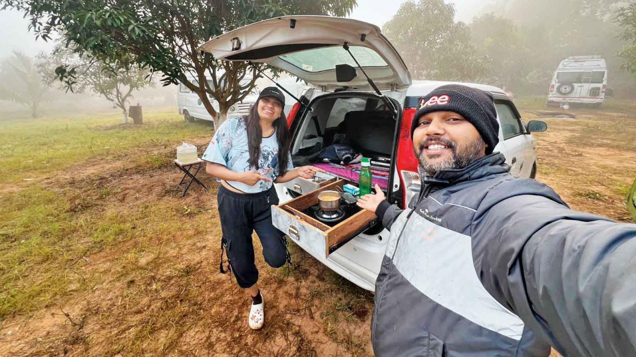 ઓડિશાના અંગુલ જિલ્લામાં આવેલા સતકોસિયા ટાઇગર રિઝર્વ પાસે ચા બનાવતાં કાજલબહેન અને સાથે નવીનભાઈ.