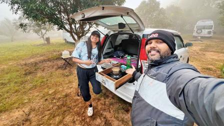 ઓડિશાના અંગુલ જિલ્લામાં આવેલા સતકોસિયા ટાઇગર રિઝર્વ પાસે ચા બનાવતાં કાજલબહેન અને સાથે નવીનભાઈ.