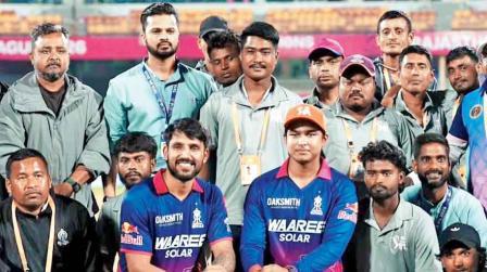 ગુવાહાટી ક્રિકેટ સ્ટેડિયમના ગ્રાઉન્ડ્સમેન સાથેનો ધ્રુવ જુરેલ અને વૈભવ સૂર્યવંશી. 