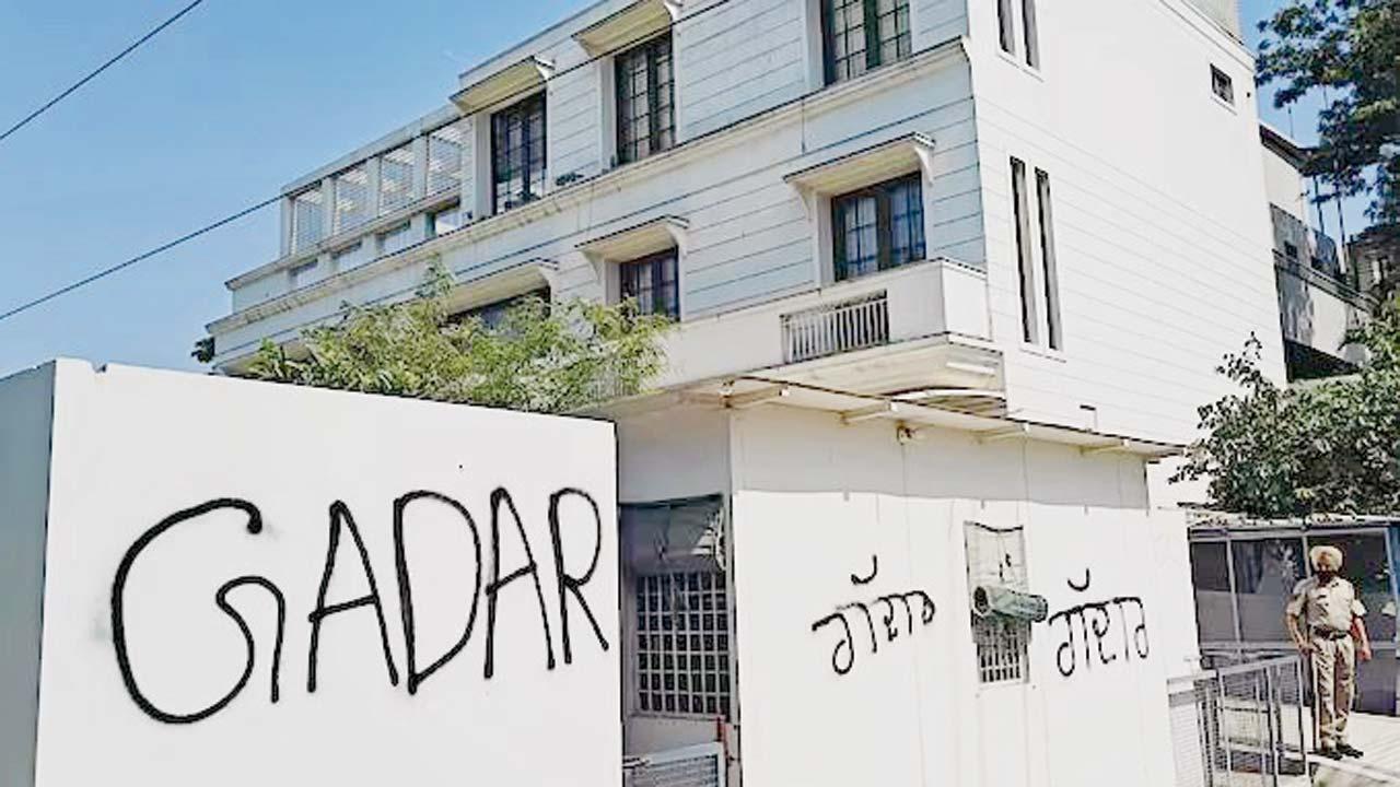 ક્રિકેટર હરભજન સિંહના જાલંધરના ઘરની બહાર ગઈ કાલે AAP કાર્યકર્તાઓએ કાળી શાહીના સ્પ્રેથી ગદ્દાર લખ્યું હતું.