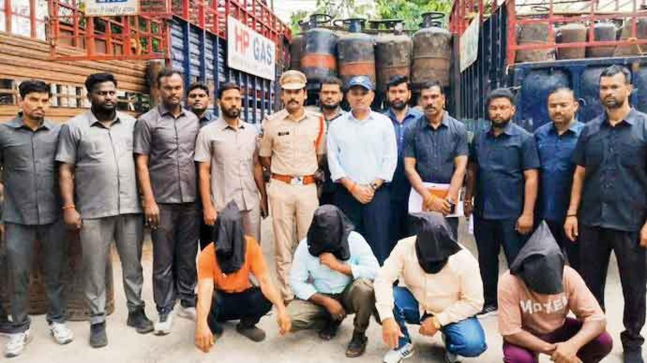 કાળાબજારિયાએ કબ્રસ્તાનમાં છુપાવ્યાં ૪૧૪ LPG સિલિન્ડર