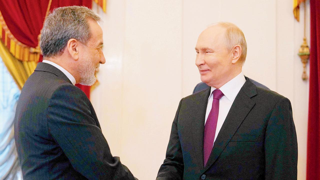 રશિયાના સૅન્ટ પીટર્સબર્ગમાં ગઈ કાલે અબ્બાસ અરાગચી અને વ્લાદિમીર પુતિન ખૂબ ઉષ્મા સાથે મળ્યા હતા