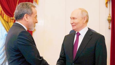 રશિયાના સૅન્ટ પીટર્સબર્ગમાં ગઈ કાલે અબ્બાસ અરાગચી અને વ્લાદિમીર પુતિન ખૂબ ઉષ્મા સાથે મળ્યા હતા