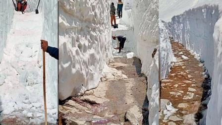 ગૌરીકુંડથી કેદારનાથ ધામના રસ્તા પરથી બરફ હટાવીને રસ્તો બનાવવાનું કામ તડામાર ચાલી રહ્યું છે