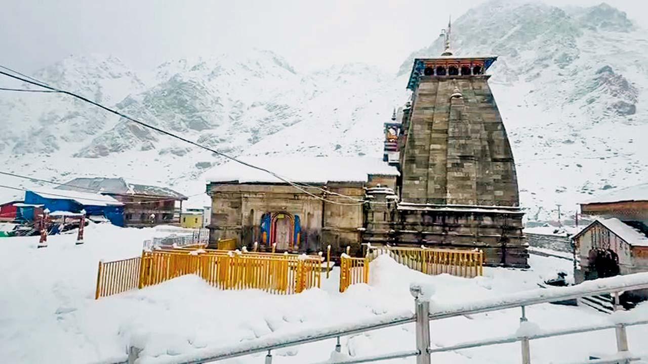 સતત હિમવર્ષાને કારણે કેદારનાથ ધામની આસપાસ જબરદસ્ત બરફ જોવા મળી રહ્યો છે.