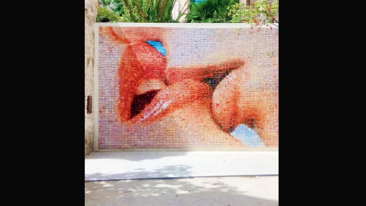 કિસ ઑફ લવનું આ ભીંતચિત્ર ૪૦૦૦ ફોટોથી બન્યું છે