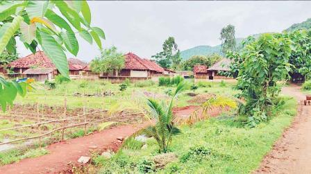 આંધ્ર પ્રદેશના શ્રીકાકુલમ જિલ્લાના ૬૦ એકર વિસ્તારમાં કુર્માગ્રામ વૈદિક વિલેજમાં લગભગ ૮૦ પરિવારો રહે છે. કુર્માગ્રામનું ધ્યેય આત્મનિર્ભરતા, ઑર્ગેનિક ખેતી, ગૌઆધારિત અર્થતંત્ર અને સંસ્કૃત તથા વૈદિક શિક્ષણ દ્વારા સર્વાંગી વિકાસ સાધવાનું છે.