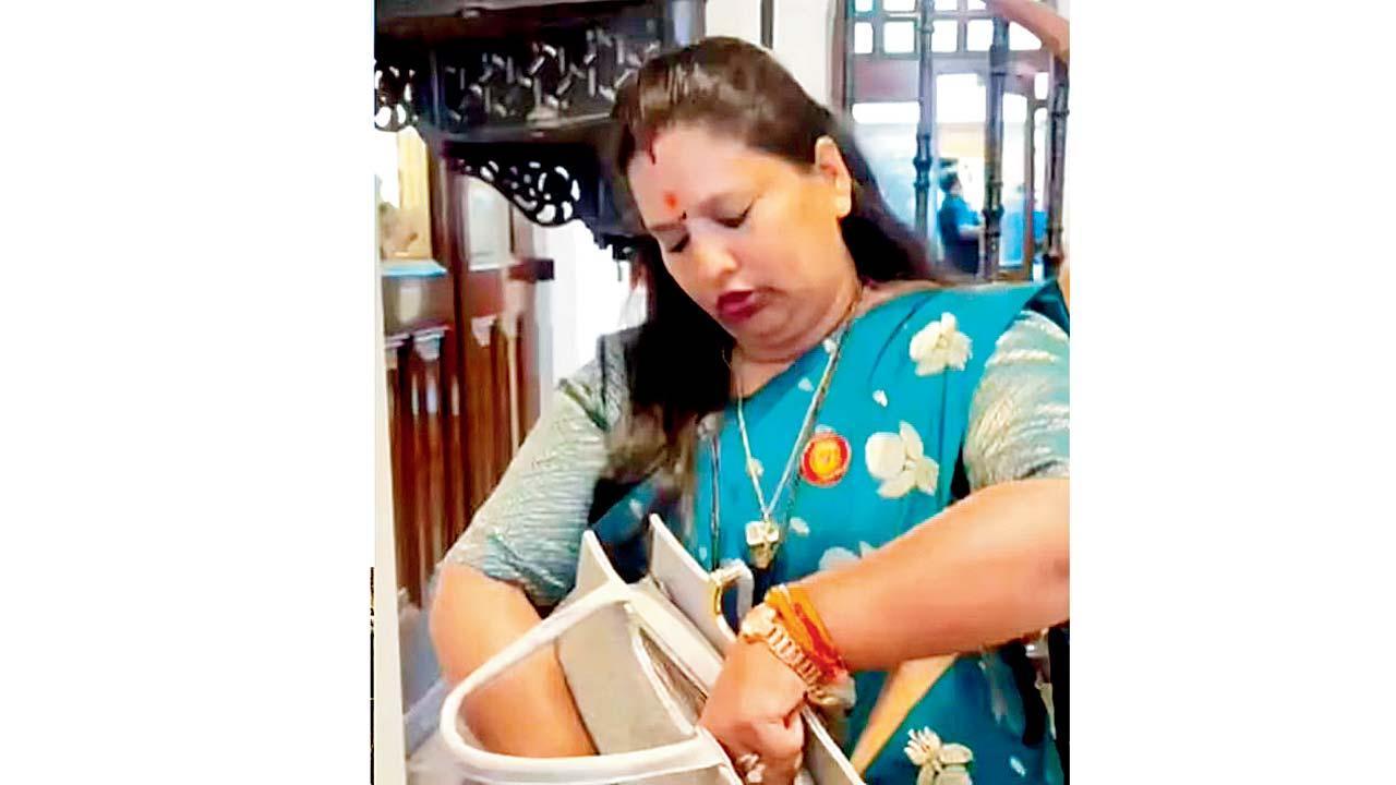 પોતાનું પર્સ તપાસી રહેલાં લક્ષ્મી ભાટિયા.