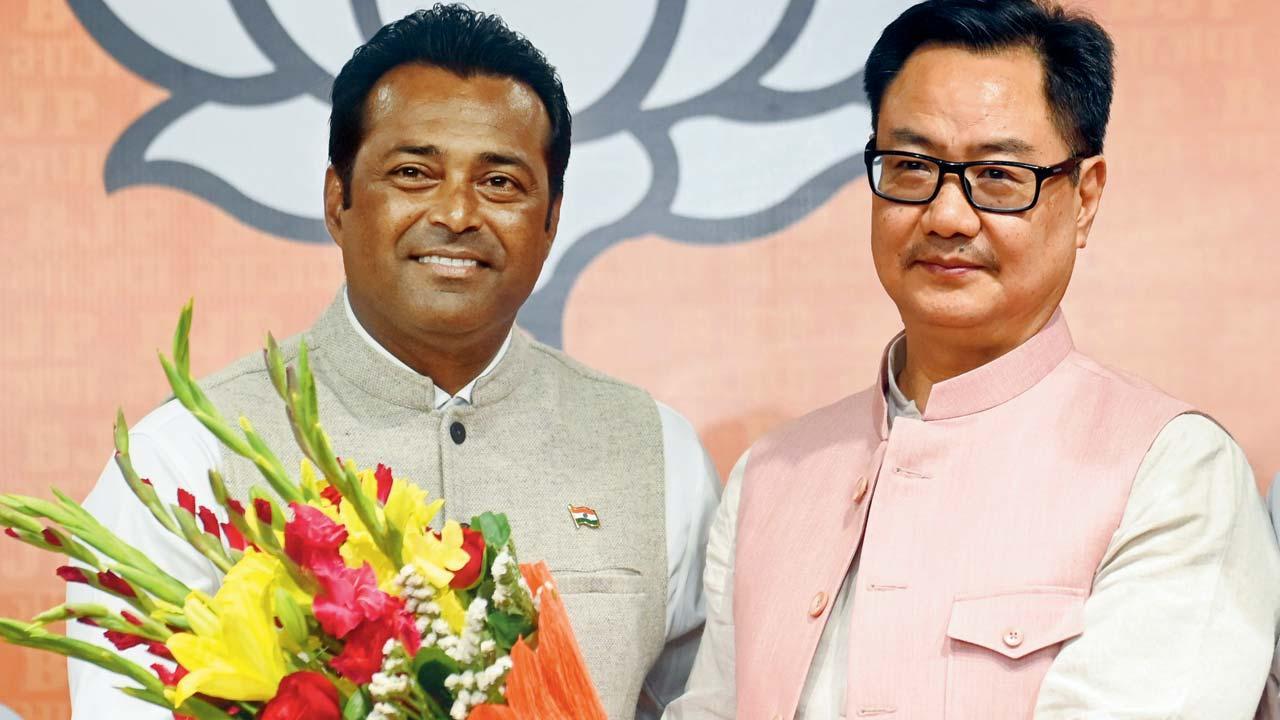 ગઈ કાલે દિલ્હીમાં BJP-પ્રવેશ વખતે કિરેન રિજિજુ સાથે લિએન્ડર પેસ.