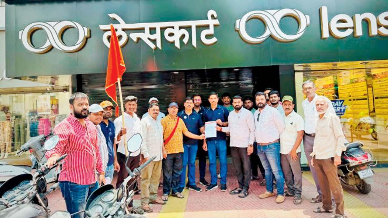 હિન્દુ ધર્મનાં પ્રતીકો વાપરવા પર બૅન મૂકનાર ચશ્માંની જાણીતી બ્રૅન્ડ લેન્સકાર્ટ સામે ગઈ કાલે પુણેમાં હિન્દુ ગ્રુપ દ્વારા વિરોધ-પ્રદર્શન કરીને સ્ટોર મૅનેજરને નિવેદન આપવામાં આવ્યું હતું.   