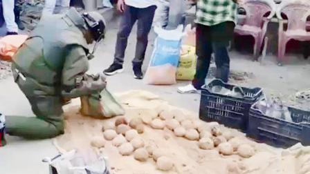 BJPના નેતા પ્રદીપ ભંડારીએ TMCના કાર્યકરના ઘરમાંથી મળેલા જીવંત બૉમ્બની તસવીરો સોશ્યલ મીડિયા પર શૅર કરી હતી