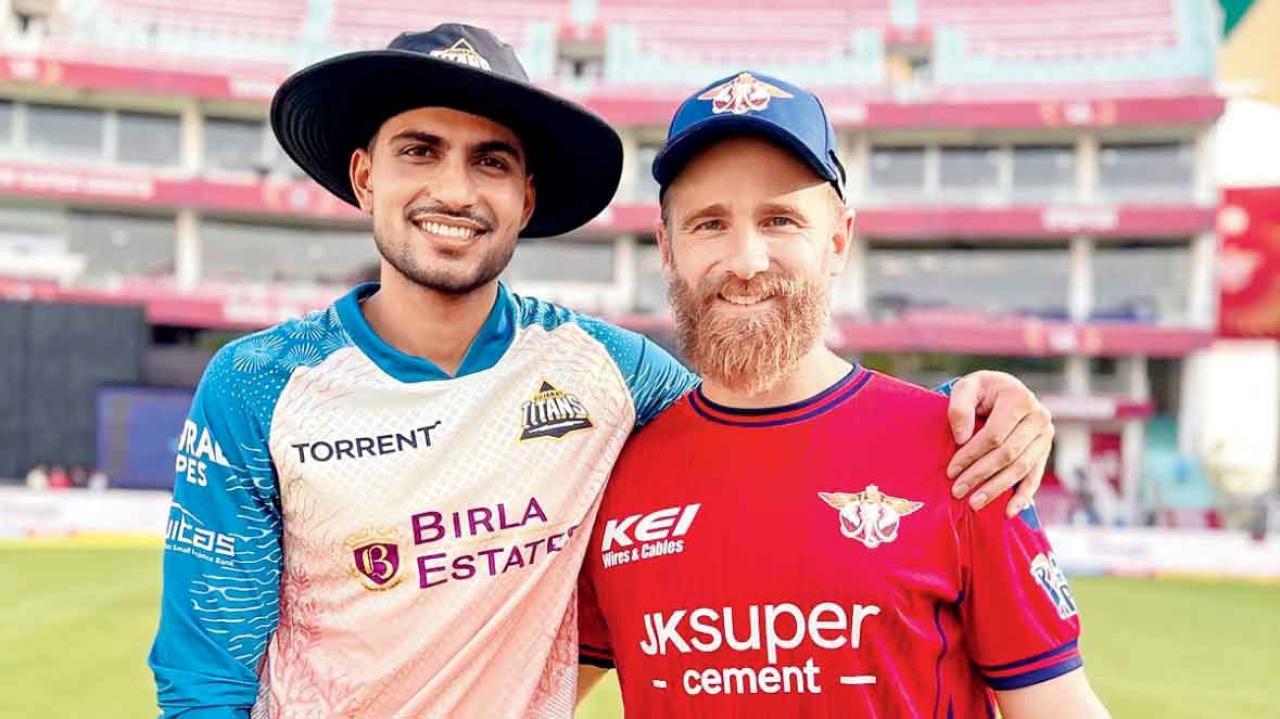 લખનઉ ટીમના સલાહકાર કેન વિલિયમસન સાથે પોઝ આપતો ગુજરાતનો કૅપ્ટન શુભમન ગિલ.