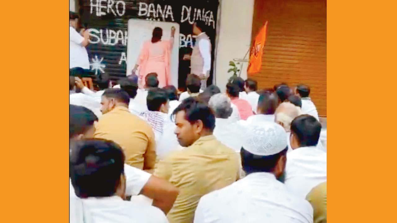 MNS દ્વારા શરૂ કરાયેલા મરાઠી શીખવાના ક્લાસમાં ઘણા રિક્ષા-ડ્રાઇવર આવ્યા હતા. 