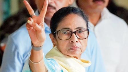 વિરોધી વાયરા વચ્ચે પણ મમતા બૅનરજીએ ગઈ કાલે વિક્ટરીની સાઇન દેખાડી હતી