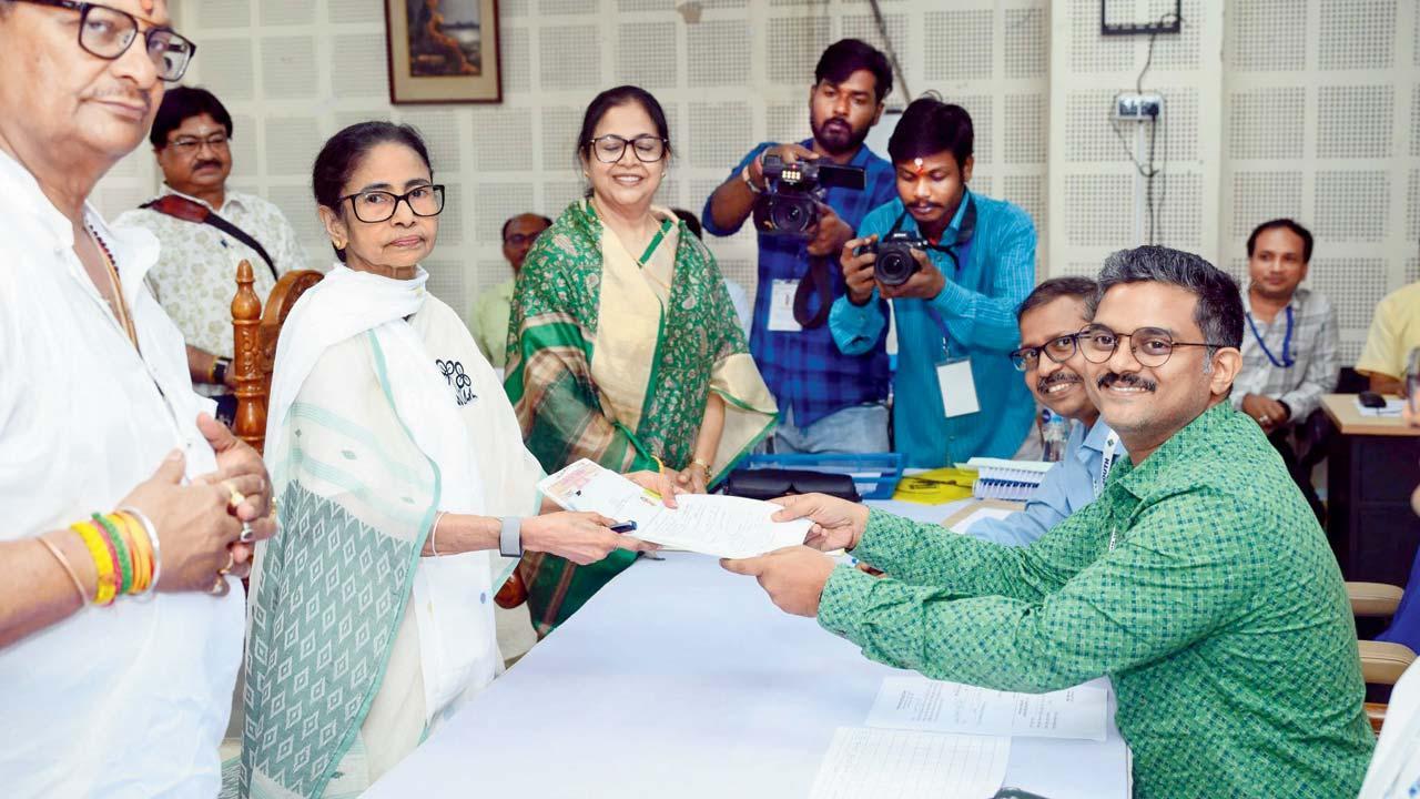 પ‌શ્ચિમ બંગાળનાં મુખ્ય પ્રધાન મમતા બૅનરજીએ ગઈ કાલે ભવાનીપુર બેઠક માટે ઇલેક્શન ઑફિસમાં પોતાનું ઉમેદવારીપત્રક સોંપ્યું હતું.