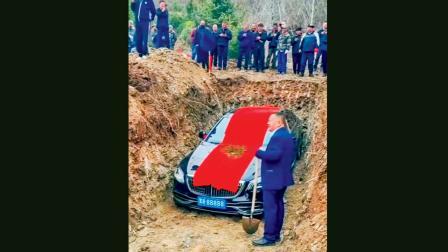 દીકરાઓએ કબરમાં દાટેલી કાર