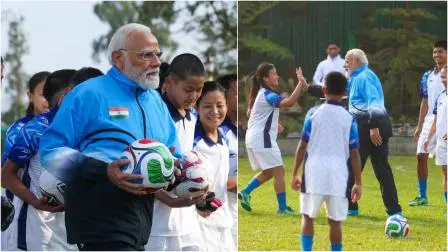 ગંગટોકમાં પીએમ મોદીનો અલગ અંદાજ, યુવાનો સાથે રમ્યા ફુટબૉલ, શૅર કરી તસવીરો