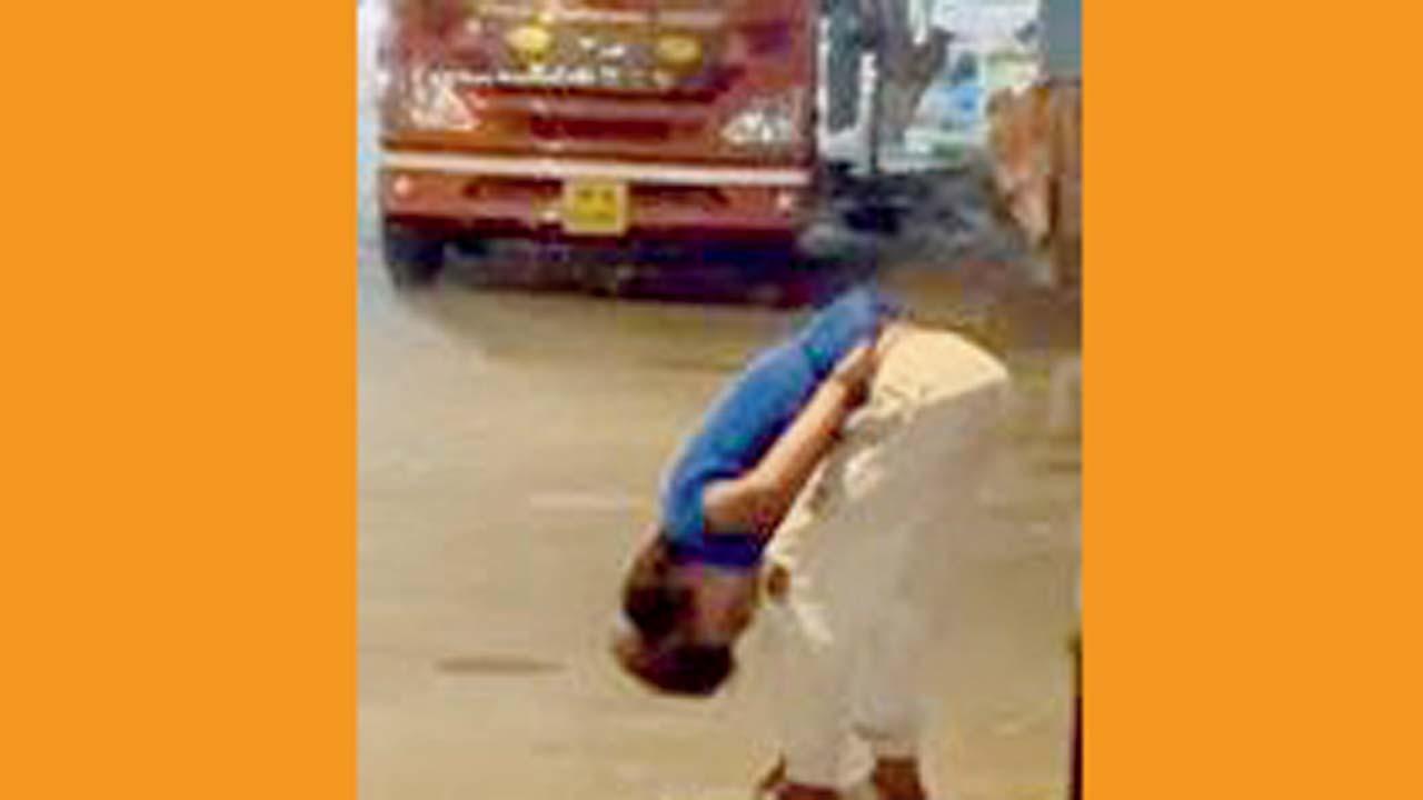 વાઇરલ થયેલા વિડિયોમાં રસ્તા પર દેખાયેલો યુવક.