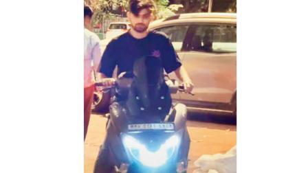 યુવાને ગંદી હરકત કરવા છતાં યુવતીઓએ હિંમત કરીને તેનો વિડિયો લેવાનું શરૂ કરતાં આરોપી યુવાન સ્કૂટી પર તરત જ ભાગી ગયો હતો. 