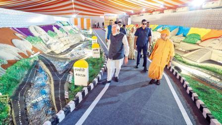 હરદોઈમાં ગંગા એક્સપ્રેસવેના ઉદ્ઘાટન વખતે આખા માર્ગના મુખ્ય માઇલસ્ટોન્સ દર્શાવતું રેતશિલ્પ નિહાળી રહેલાં વડા પ્રધાન નરેન્દ્ર મોદી, ઉત્તર પ્રદેશના મુખ્ય પ્રધાન આદિત્યનાથ અને ગવર્નર આનંદીબહેન પટેલ.