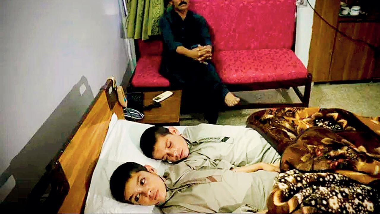 ૯ વર્ષનો અબ્દુલ રશીદ અને ૧૩ વર્ષનો શોએબ અહમદ દિવસ દરમ્યાન એકદમ સામાન્ય બાળકોની જેમ રમે છે