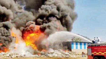 ફાયર-બ્રિગેડના જવાનોએ પાણીનો મારો ચલાવીને આગને કાબૂમાં લીધી હતી