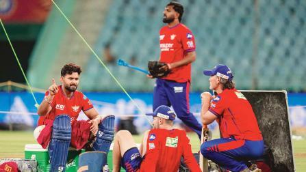 લખનઉમાં ગઈ કાલે પ્રૅક્ટિસ દરમ્યાન સ્ટ્ટેજિક ઍડ્વાઇઝર કેન વિલિયમસન સાથે વાતચીત કરી રહેલો લખનઉનો કૅપ્ટન રિષભ પંત.