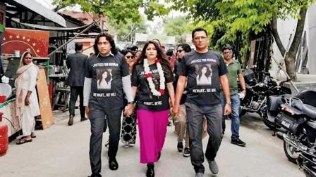 મેરઠના રિટાયર્ડ જજ ડૉ. જ્ઞાનેશકુમાર શર્માએ દીકરી પ્રણિતાને છૂટાછેડા પછી કોર્ટથી ઘરે લાવવાના પ્રસંગને બૅન્ડવાજાં અને મીઠાઈ વહેંચીને સેલિબ્રેટ કર્યો હતો.